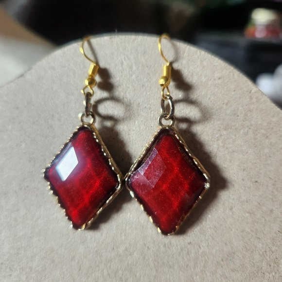 1.5" Gold Tone Hook Red Diamond Shape Dangle Earrings NWT Tony Alexander Jewelry - Picture 1 of 3